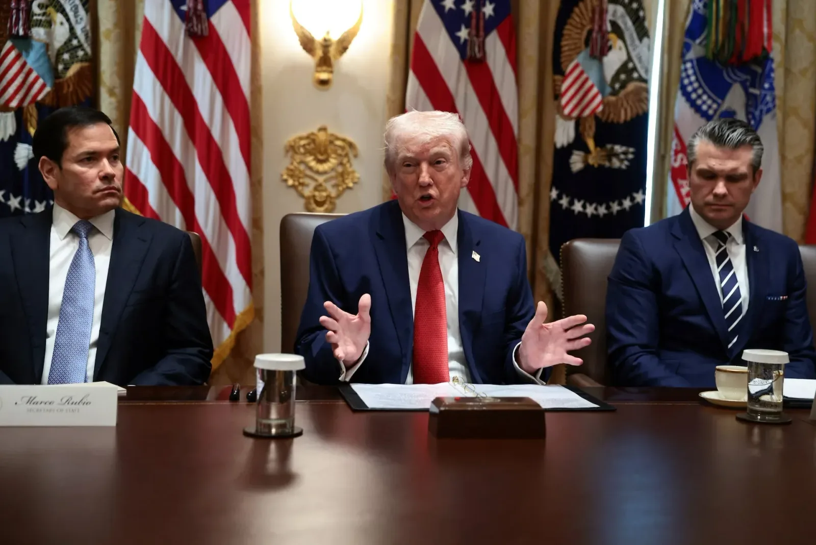Donald Trump discută despre controlul resurselor de petrol din Iran.