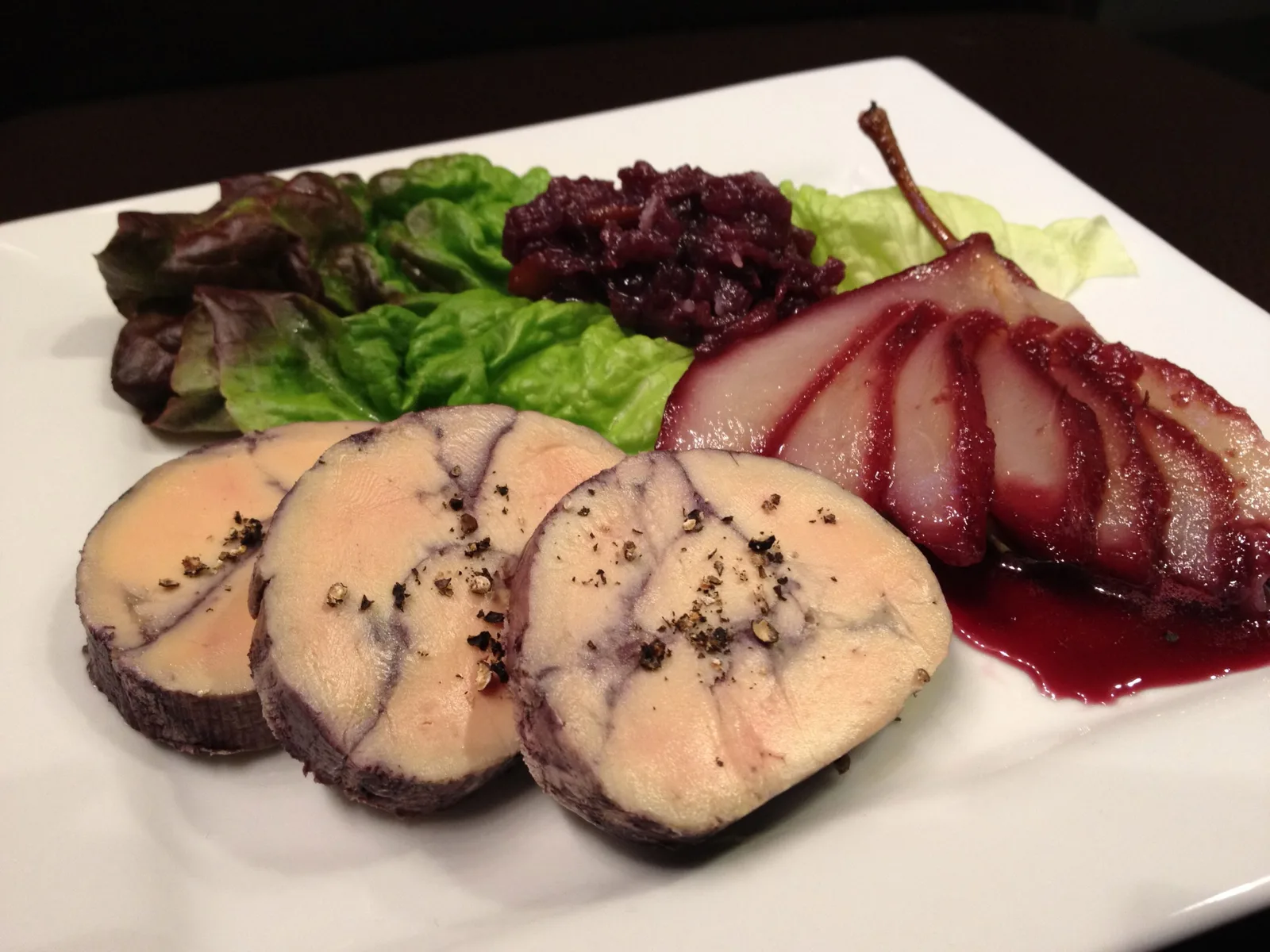 Fel principal elegant cu foie gras, salată și sos de fructe.