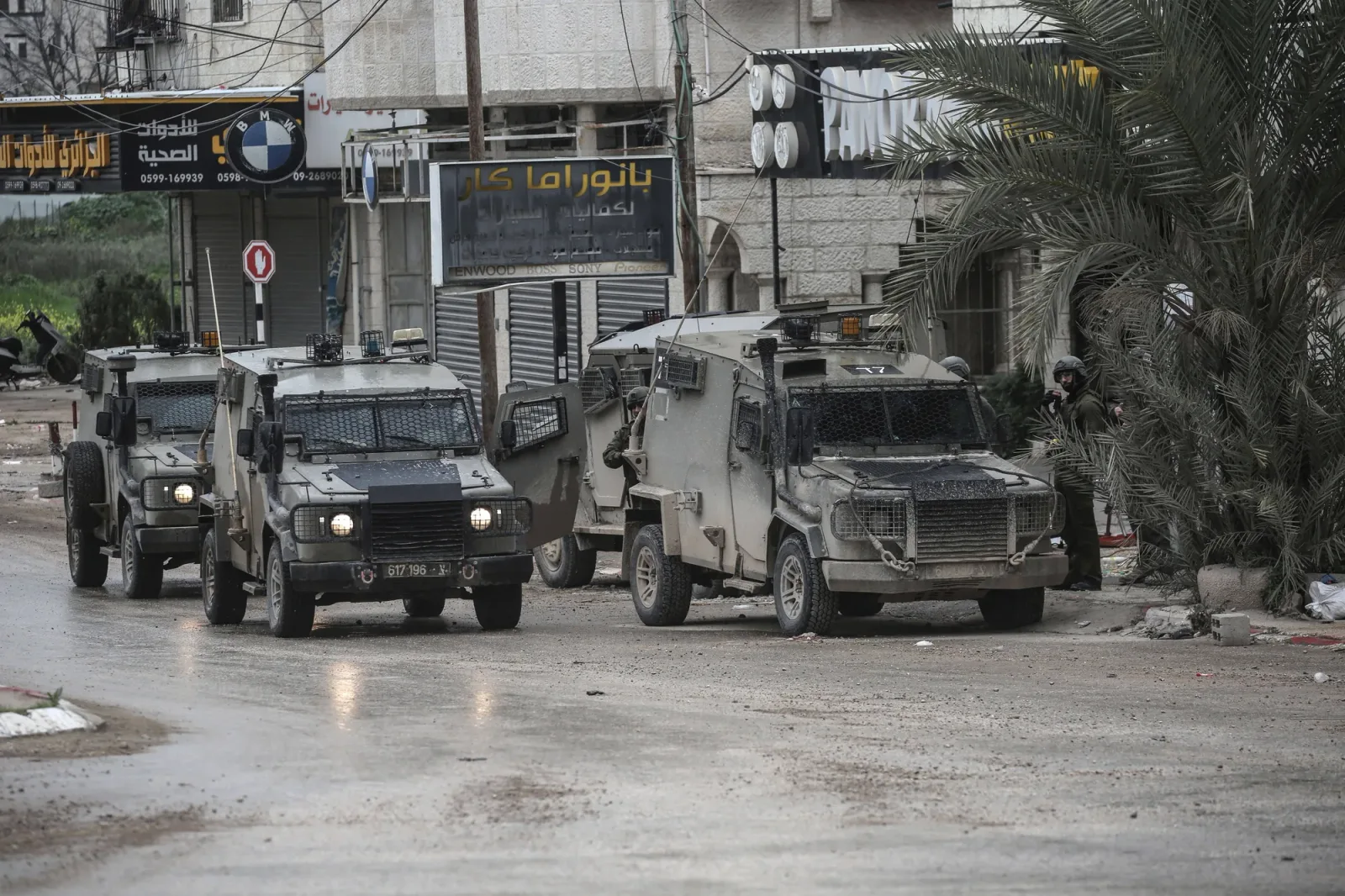 Vehicule blindate israeliene în Cisiordania, în context de violență.
