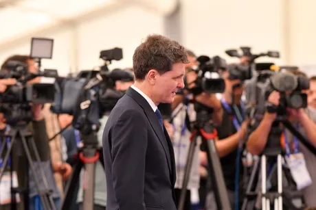 Nicușor Dan la Cotroceni, înconjurat de jurnaliști și camere de filmat.