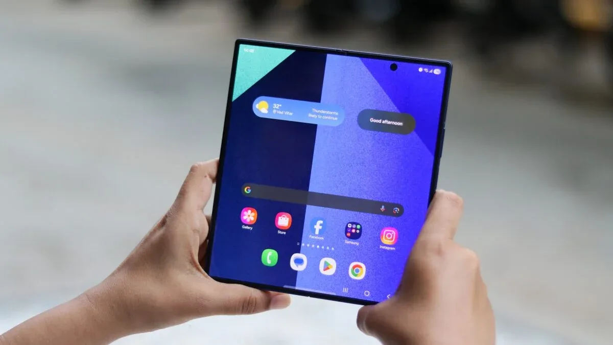 Dispozitiv pliabil Samsung cu un design mai lat și mai scurt.