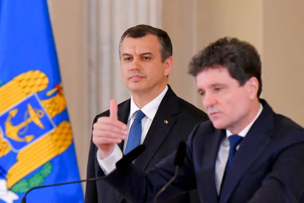 Eugen Tomac discutând despre reformele economice propuse pentru companiile de stat.
