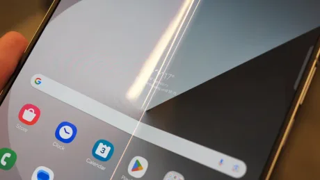 Sticlă ultra-subțire testată pe un ecran pliabil Galaxy Z Fold.