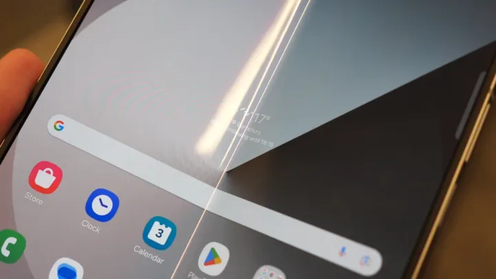 Sticlă ultra-subțire testată pe un ecran pliabil Galaxy Z Fold.