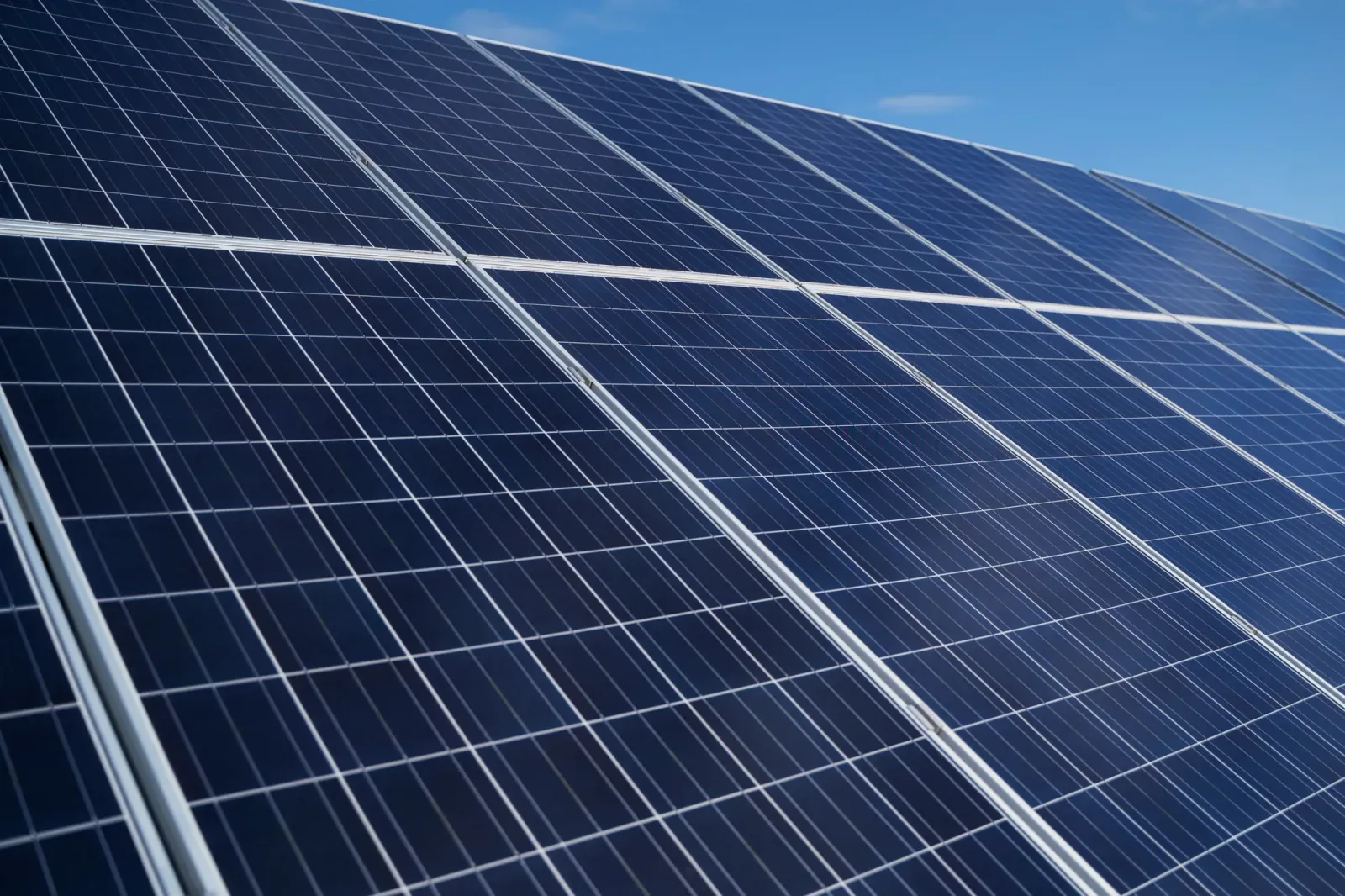 Panouri solare expuse la soare, generând energie regenerabilă.