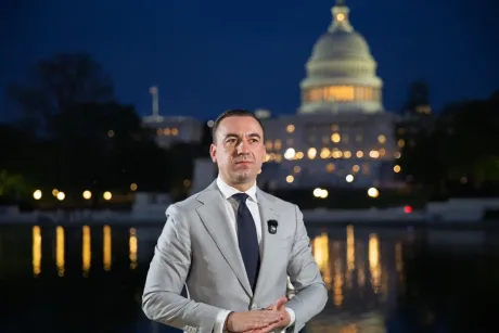 Bogdan Ivan discutând despre investiții energetice la Washington.