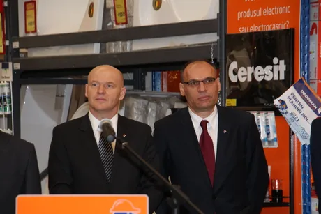 Reprezentanți Dedeman discutând despre extinderea în retailul alimentar.