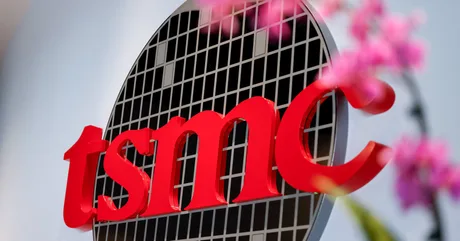 Logo TSMC, simbol al inovației în producția de cipuri avansate.