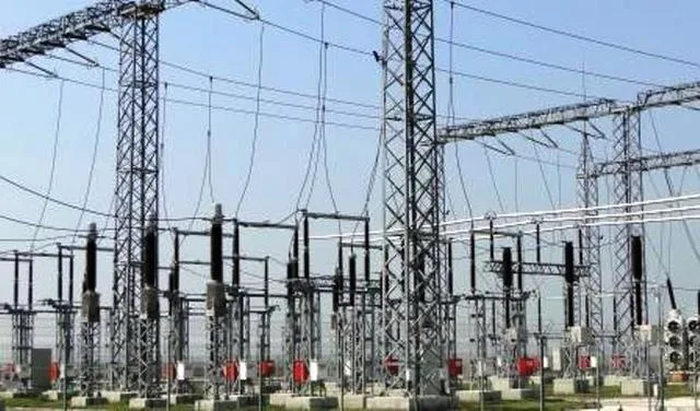 Rețea electrică cu stâlpi și echipamente pentru distribuția energiei.
