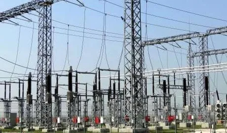 Rețea electrică cu stâlpi și echipamente pentru distribuția energiei.