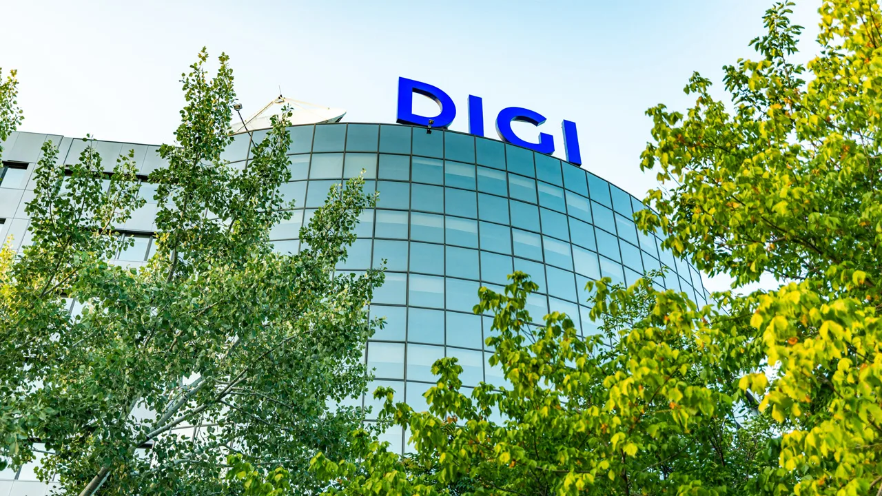 Clădirea DIGI înconjurată de copaci verzi, simbol al contribuției fiscale.