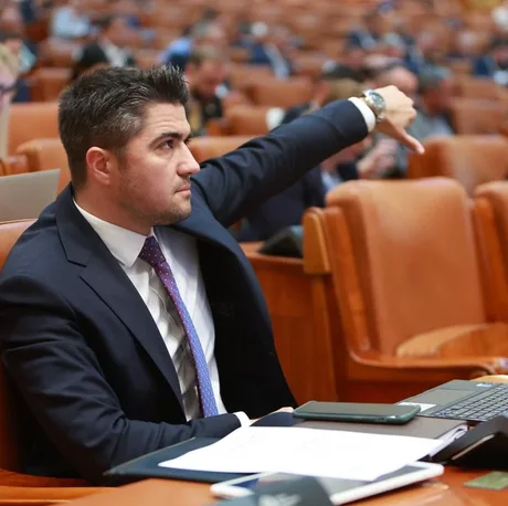 Deputatul discută despre propuneri pentru integritatea parlamentarilor.