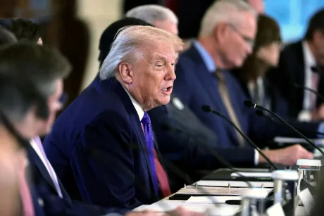 Donald Trump discutând despre importanța Groenlandei pentru SUA.