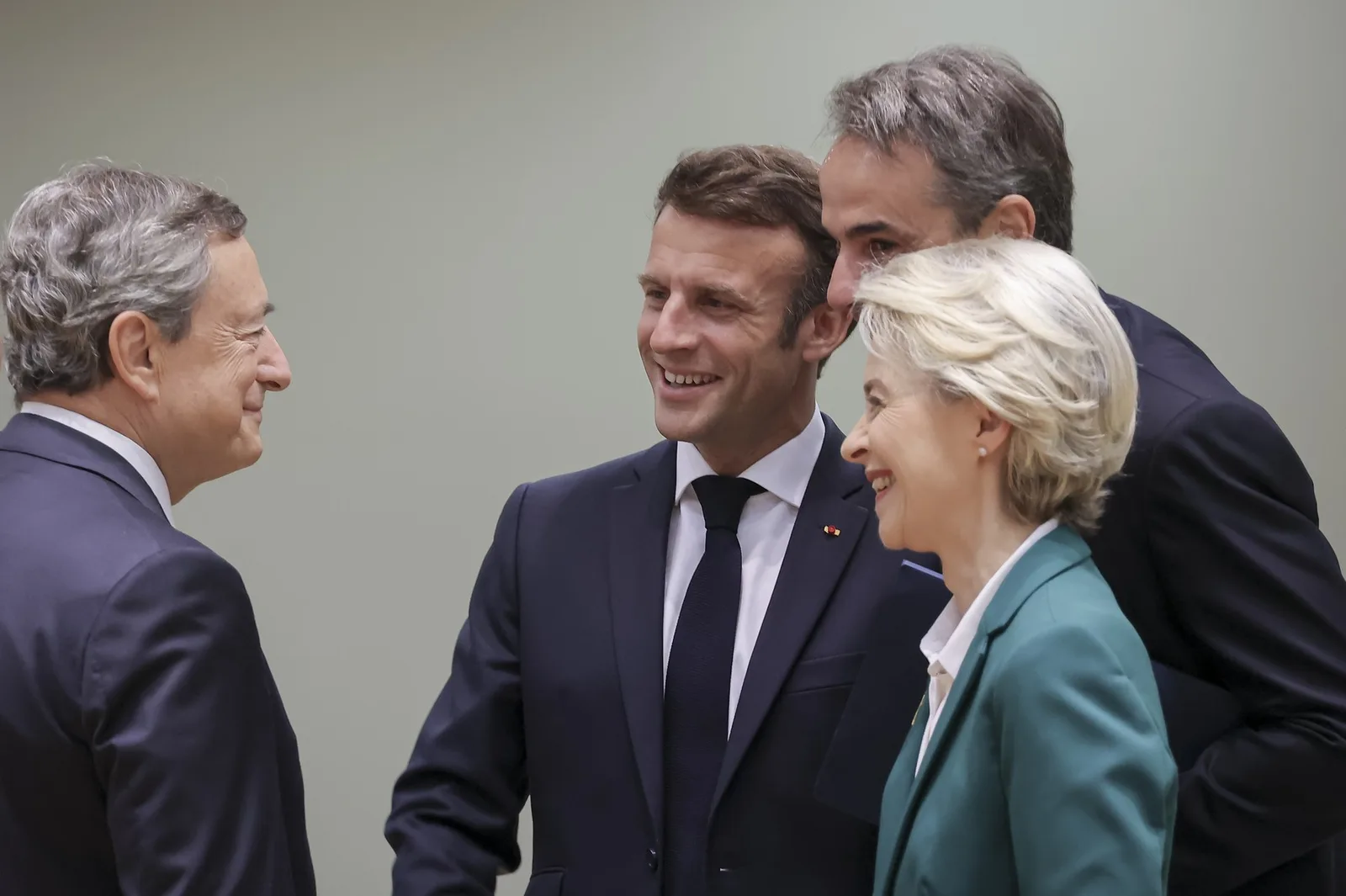 Lideri europeni discutând despre implementarea agendei Draghi la Bruxelles.