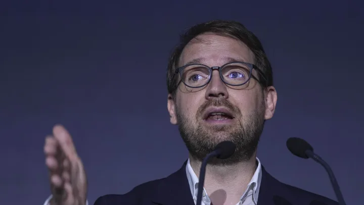 Dominic Fritz discută despre ancheta DNA și impactul asupra administrației publice.