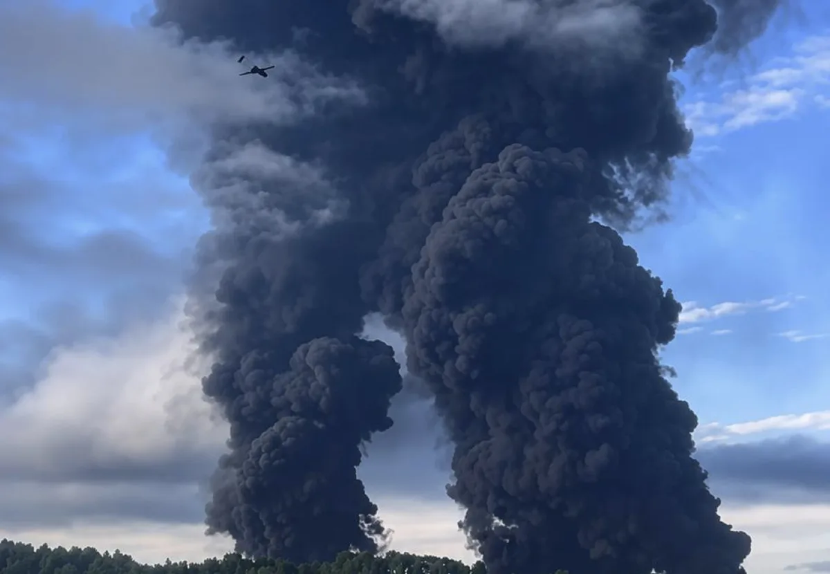 Fum gros se ridică de la un incendiu industrial în Rusia.