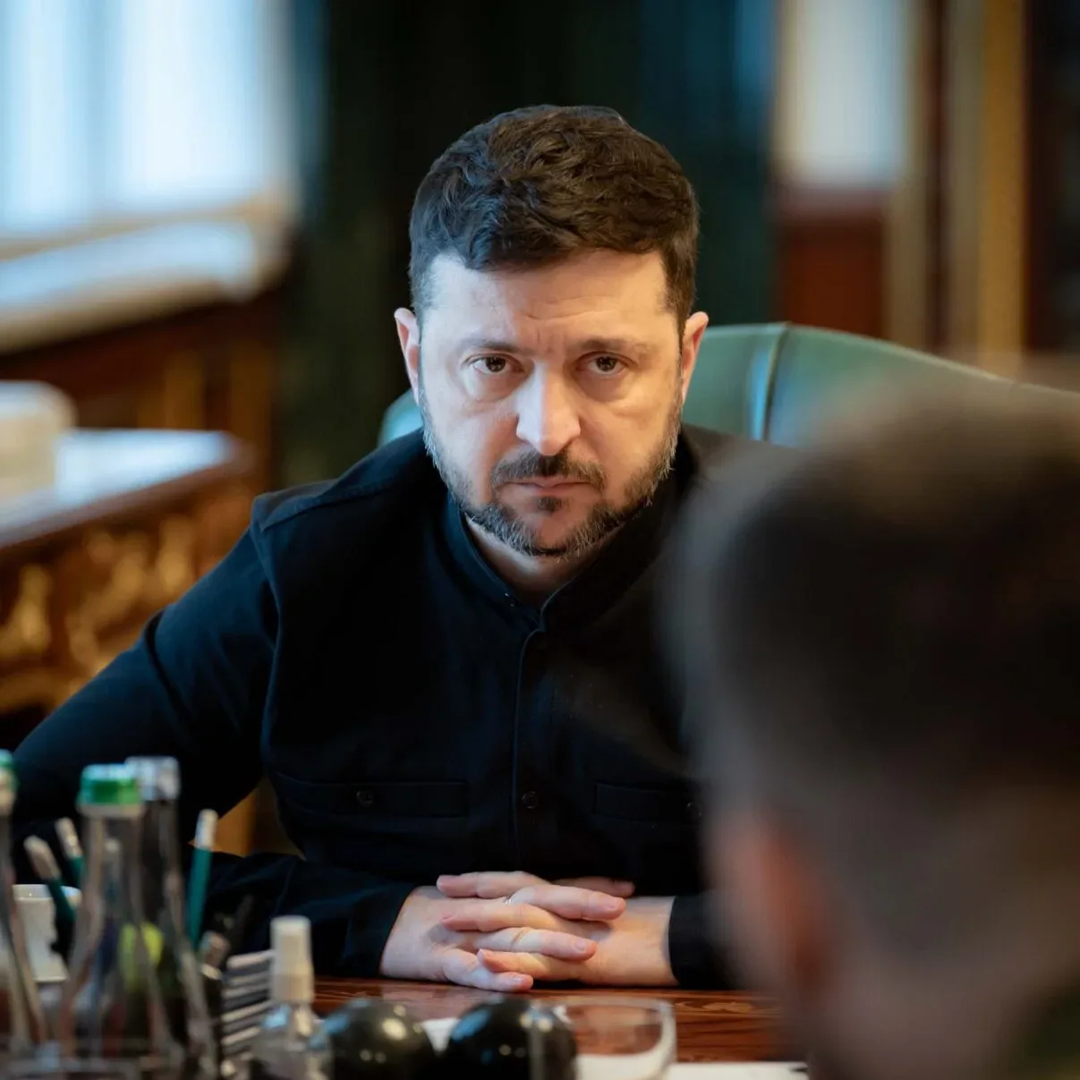 Zelenski discutând despre negocierile trilaterale în contextul conflictului din Ucraina.