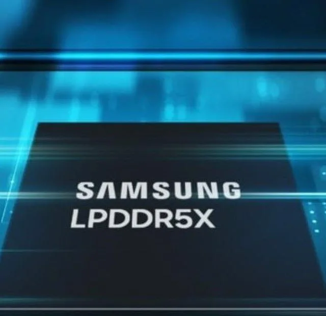 Modul DDR5 Samsung pe un fundal tehnologic avansat.