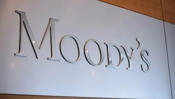 Logo Moody's evidențiind impactul investițiilor în energie electrică