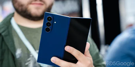 Un utilizator ține un smartphone pliabil Galaxy Z Fold 8 în mână.