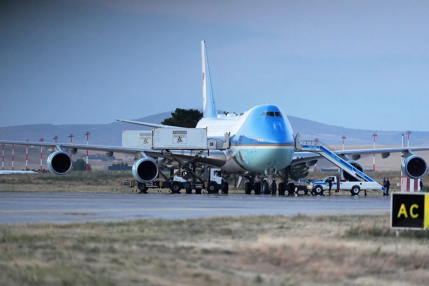 Air Force One vechi, pregătit pentru întoarcerea lui Trump din Turcia.