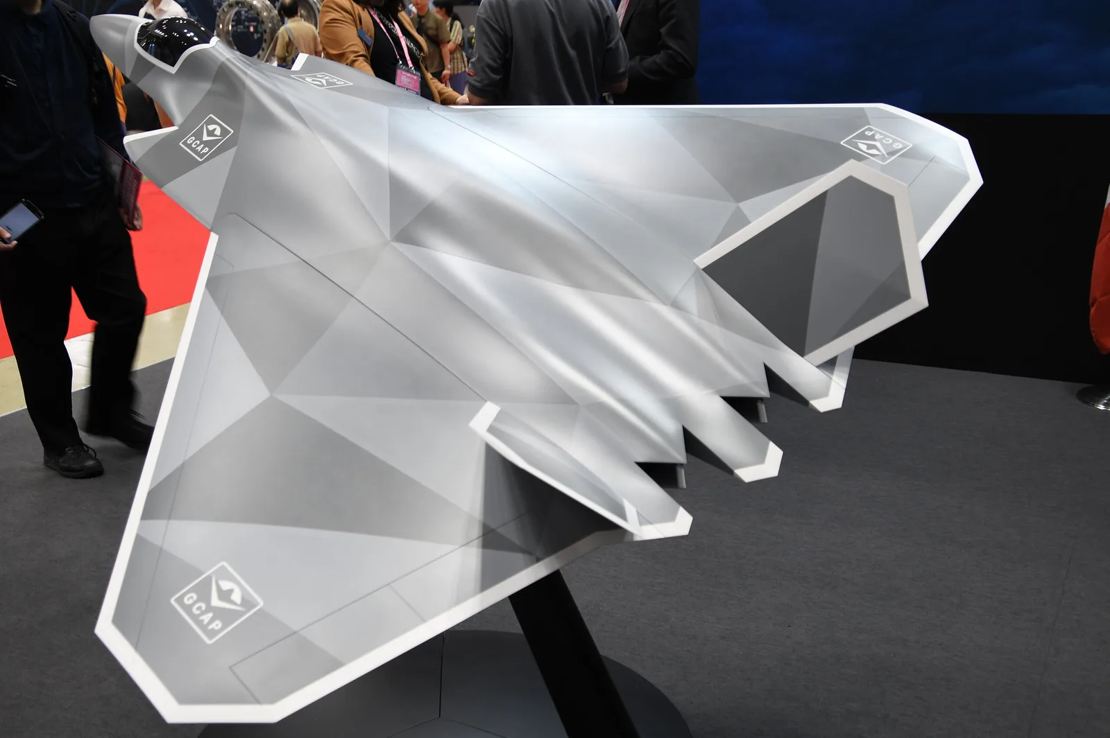 Model de avion de luptă din programul Global Combat Air expus la un eveniment.