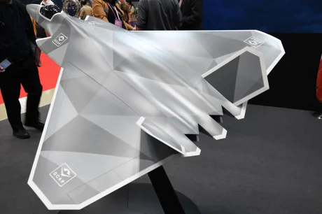 Model de avion de luptă din programul Global Combat Air expus la un eveniment.