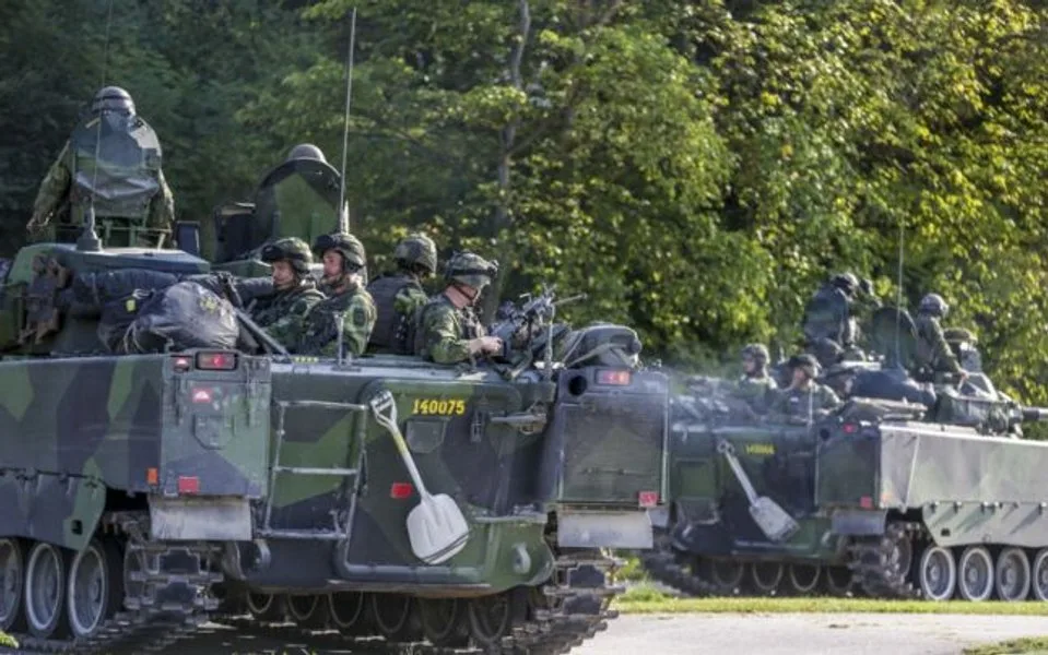 Soldați suedezi în exerciții militare pe insula Gotland.