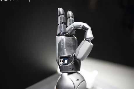 Mână robotică avansată, proiectată pentru manipulare precisă și dexteritate umană.