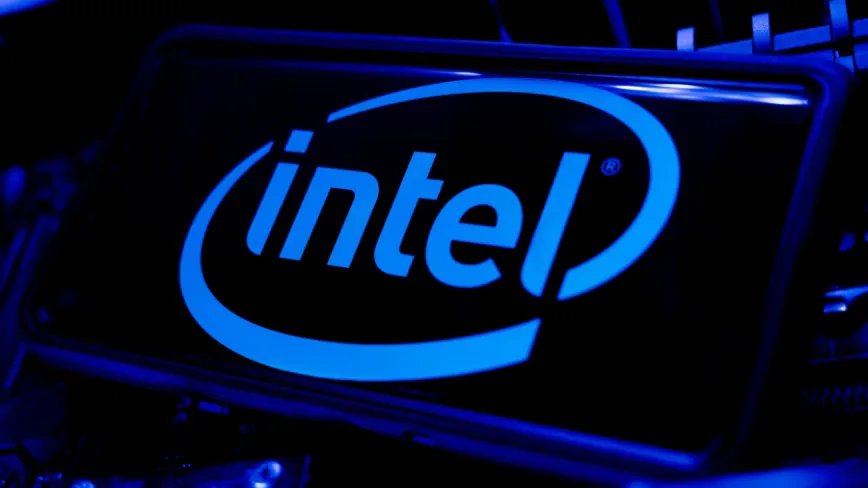 Logo Intel pe un fundal albastru, simbolizând inovația în tehnologie.
