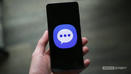 Utilizator care folosește aplicația Google Messages pe un telefon mobil.