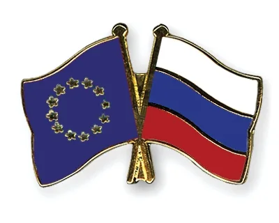 Steagurile Uniunii Europene și Rusiei, simbolizând relații diplomatice complexe.