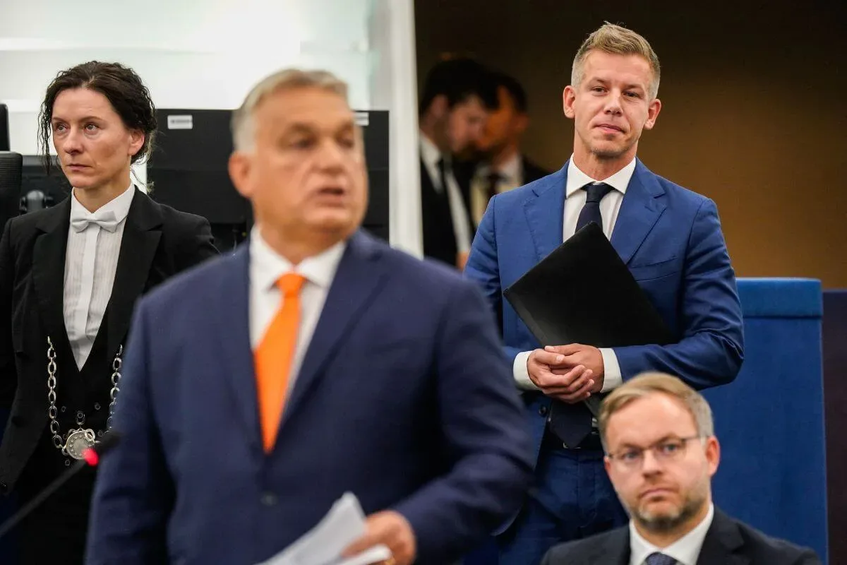 Viktor Orbán discutând în fața susținătorilor săi.