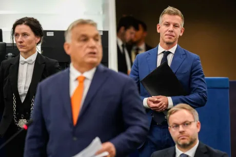 Viktor Orbán discutând în fața susținătorilor săi.