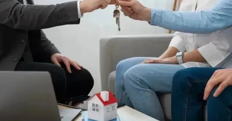 Oferirea cheilor unei locuințe între un agent imobiliar și cumpărători.