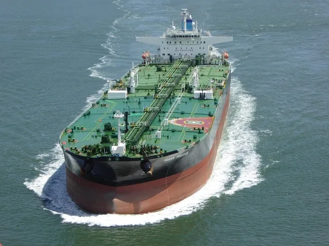Vapor petrolier navigând pe apă, simbolizând cererea globală de petrol.