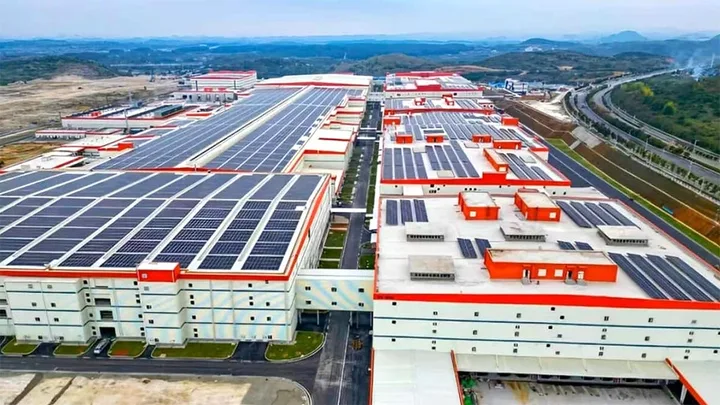 Fabrică modernă de baterii cu panouri solare pe acoperișuri.