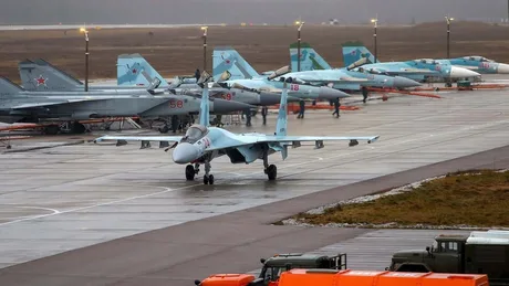 Avioane militare pe un aerodrom, pregătite pentru operațiuni aeriene.