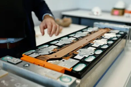 Baterie electrică inovatoare cu tehnologie avansată pentru încărcare rapidă.
