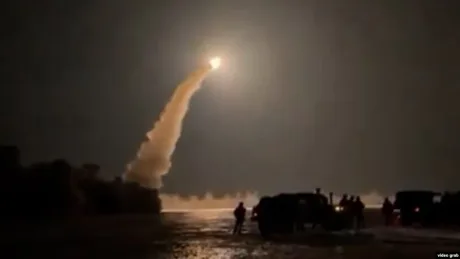 Rachetă lansată în noapte, simbolizând conflictul militar dintre Rusia și Ucraina.