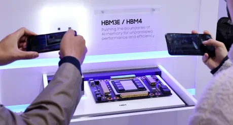 Dispozitive care analizează un cip de semiconductor pentru inteligența artificială.
