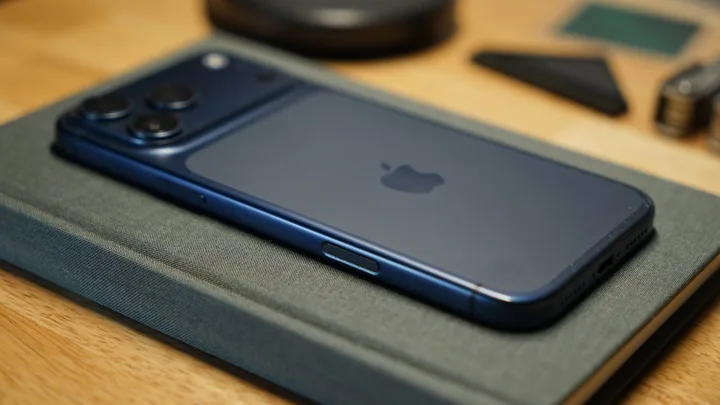 Un telefon Apple pe un suport, evidențiind designul elegant și modern.