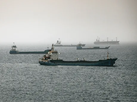 Petroliere ancorate în Strâmtoarea Hormuz, în condiții de ceață densă.