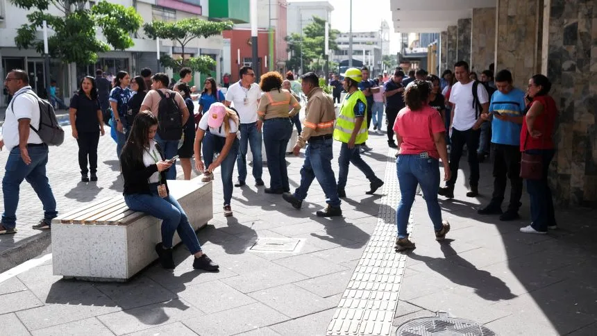 Oameni pe stradă după un cutremur în sudul Mexicului.
