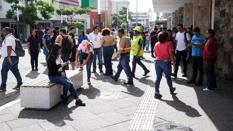 Oameni pe stradă după un cutremur în sudul Mexicului.