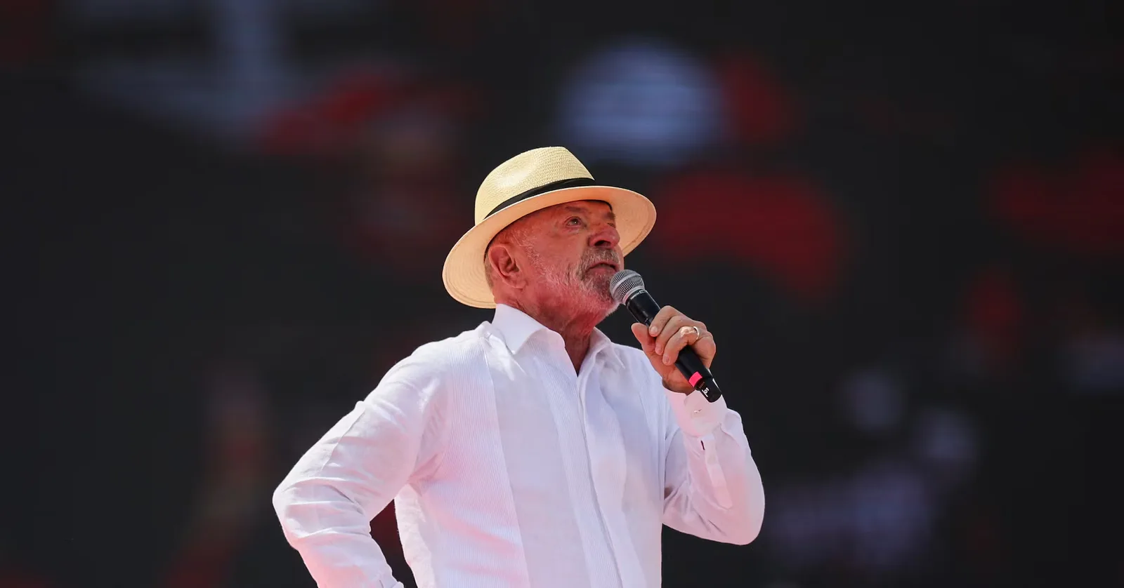 Lula vorbește la un miting electoral, susținând campania pentru alegeri.