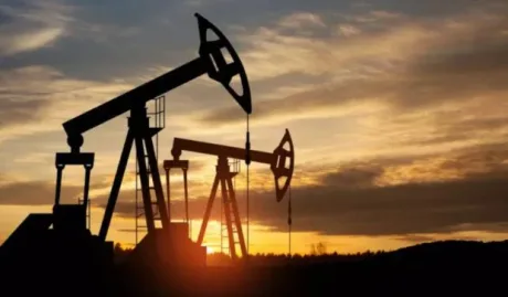 Pompe de extracție a petrolului la apus, simbol al industriei energetice.