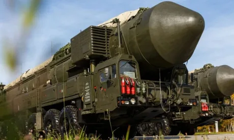 Racheta balistică Oreșnik pregătită pentru testare în context militar.