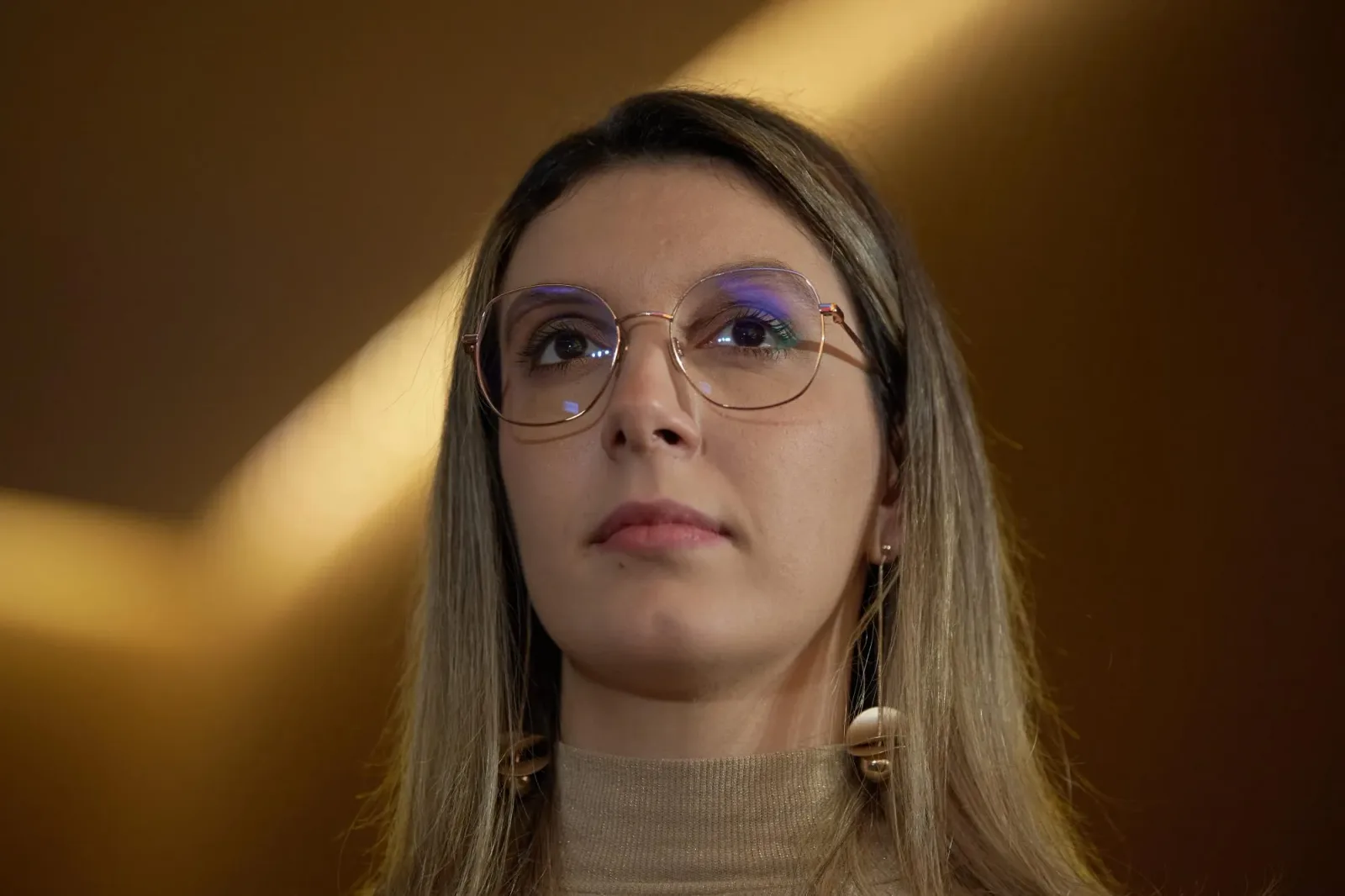 Ministra Mediului discută despre contractele atribuite fără licitație.