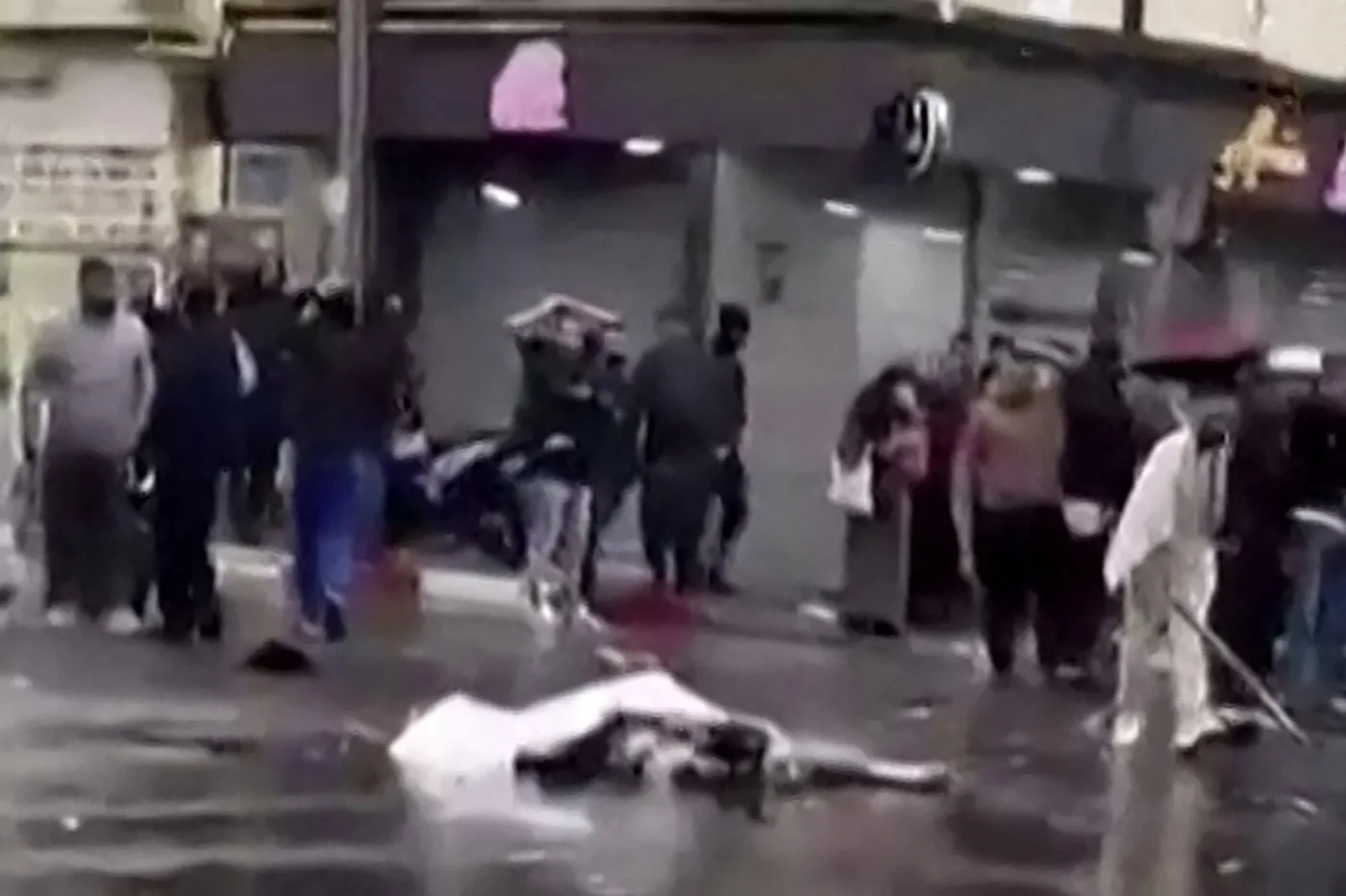 Cadavrele și haosul de pe străzile din Blida după atentatul sinucigaș.